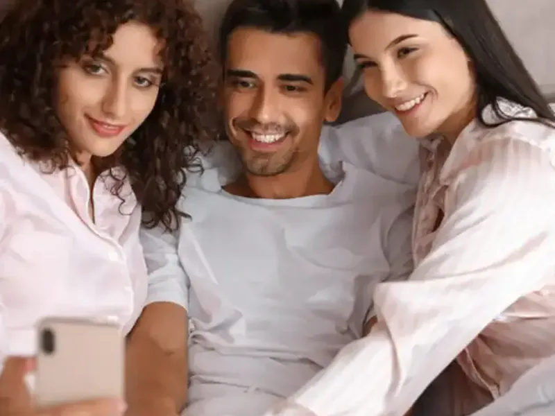 Two escort ladies and their guest on a duo date