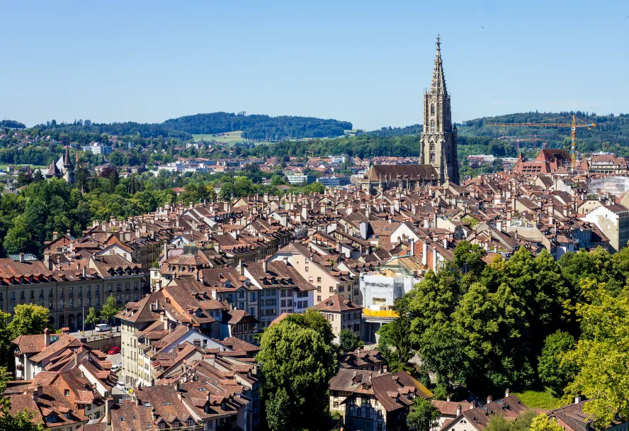 Die Berner Altstadt von oben, in der Mitte der Münsterturm