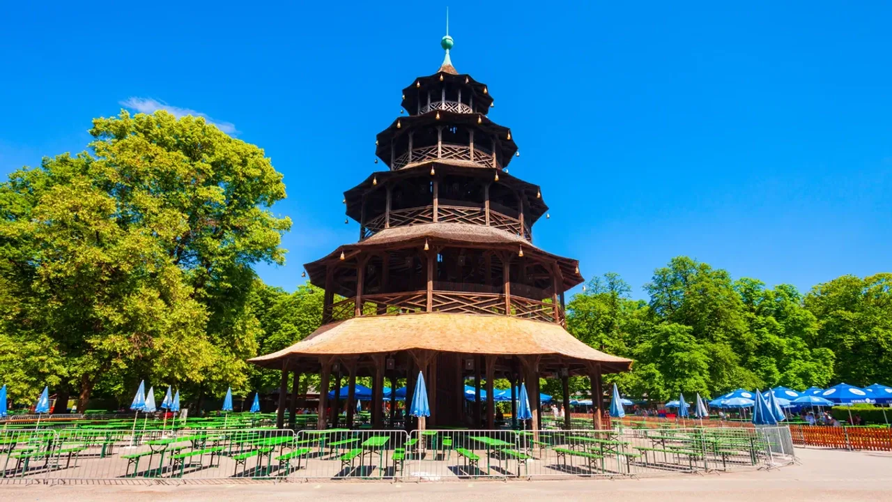 Der hölzerne Chinesische Turm im Englischen Garten, davor die leeren Bänke des Biergartens