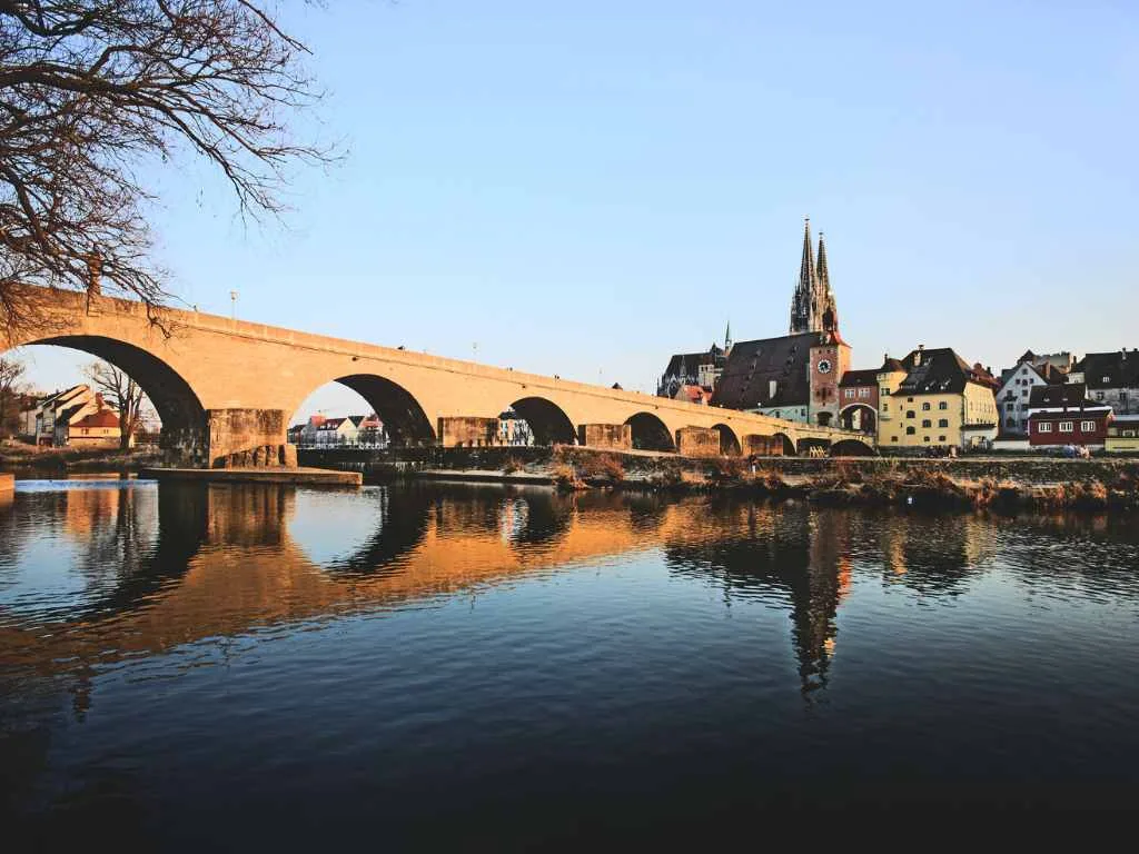 Die Steinerne Brücke über die Donau, dahinter die Türme des Regensburger Doms