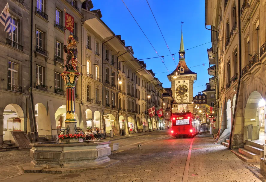 Die Kramgasse mit dem Zytglogge und einem roten Tram