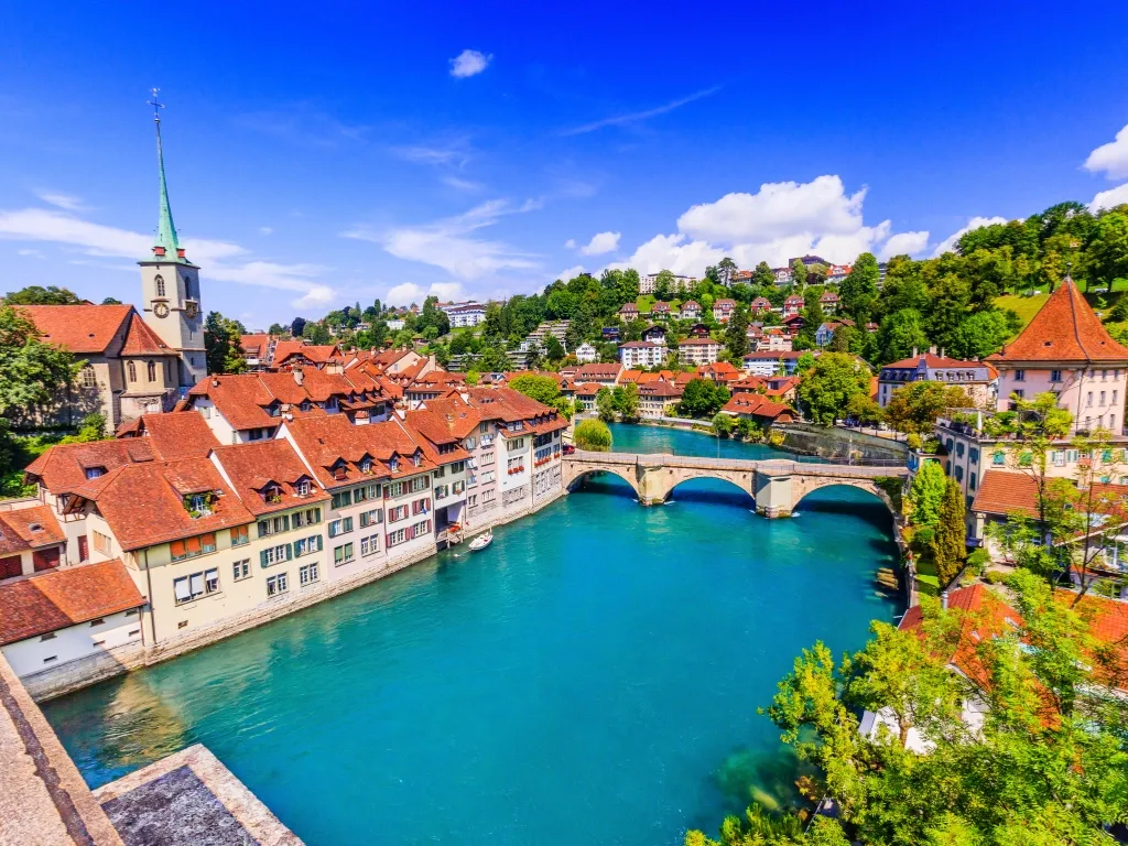 Die Aare mit der Nydeggbrücke, dahinter die Häuser der Altstadt