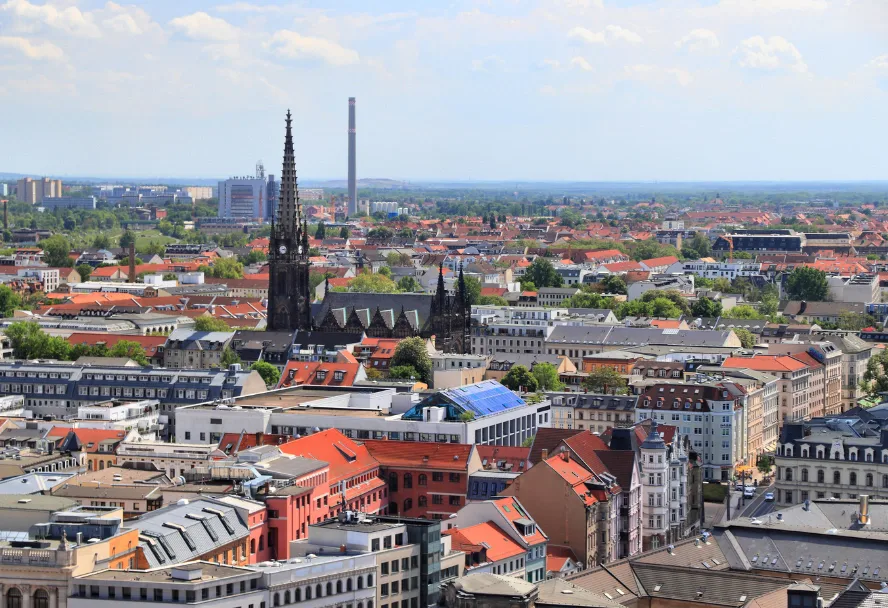 Blick über die Dächer von Leipzig mit der Peterskirche im Mittelgrund