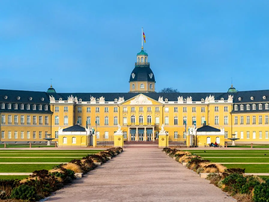 Das Karlsruher Schloss hinter dem Schlossgarten mit seinen Beeten