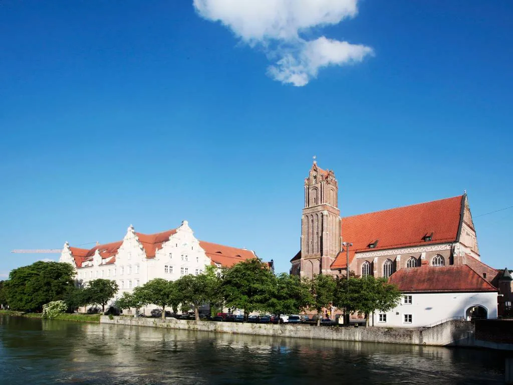 The Church of the Holy Spirit on the Isar, beside it the white facade of the hospital
