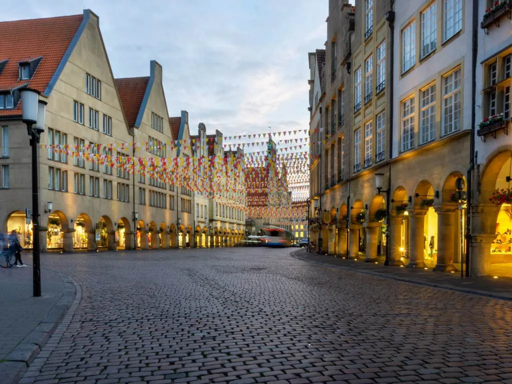 Die Bogengänge des Prinzipalmarkts in der Dämmerung, das Kopfsteinpflaster leer