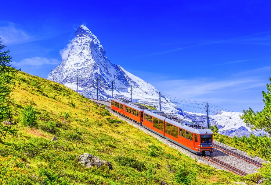 Escort Dame reist in einem Zug durch die Schweiz