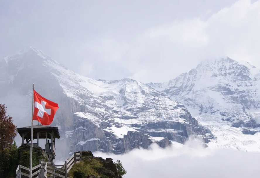 Blick auf Bergmassiv mit Schweizer Fahne