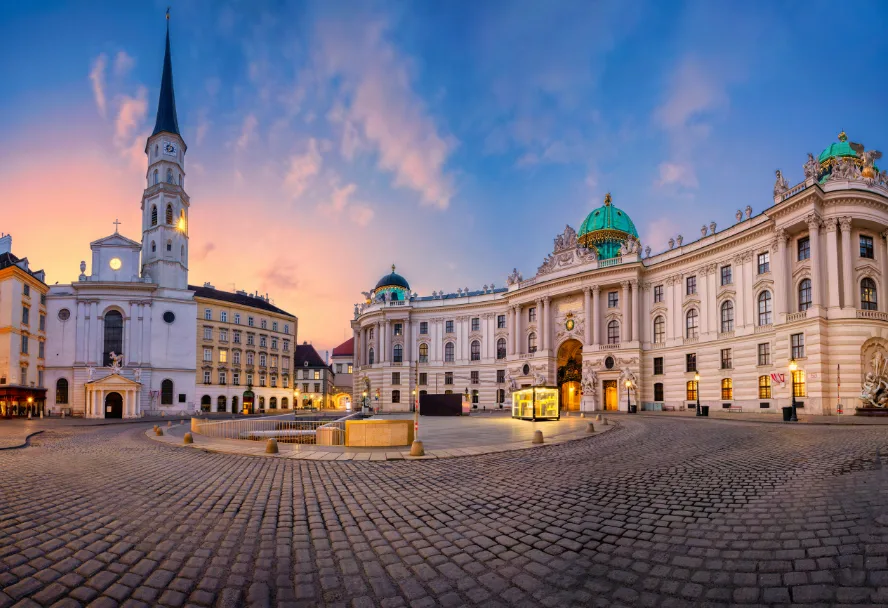 Der Michaelerplatz in der Morgendämmerung mit der Michaelerkirche und der Kuppel der Hofburg