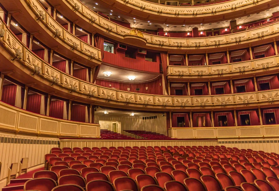 Der Zuschauerraum der Wiener Staatsoper mit den roten Sitzreihen und den goldenen Rängen