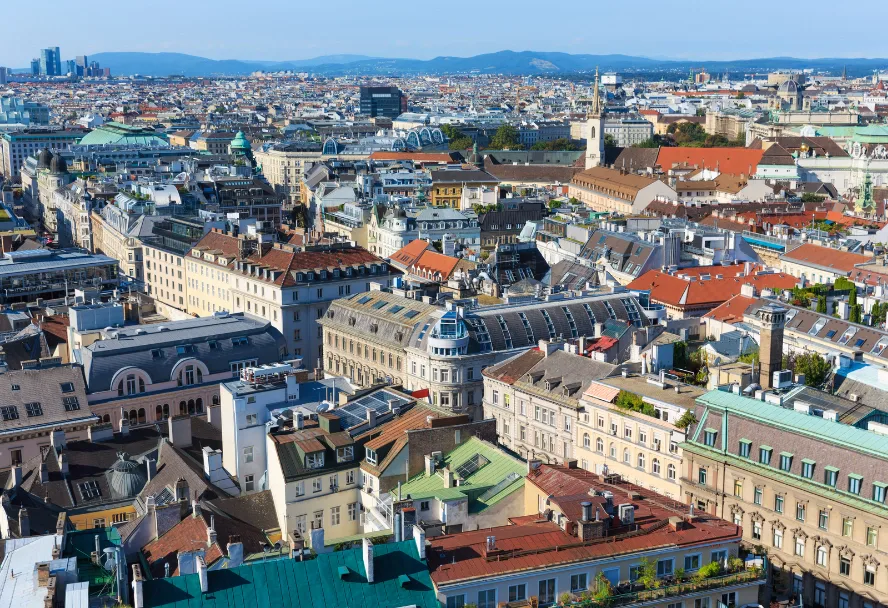 Blick vom Stephansdom über die Dächer der Wiener Innenstadt bis zum Wienerwald