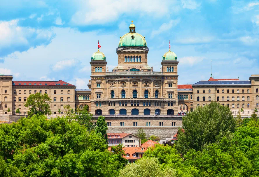 Das Bundeshaus über den Dächern von Bern