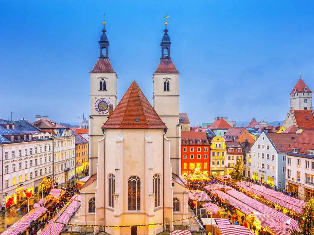Der Neupfarrplatz mit den Buden des Christkindlmarkts rund um die Neupfarrkirche