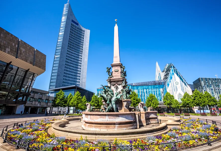 Der Mendebrunnen auf dem Augustusplatz, dahinter das Panorama Tower und das Paulinum