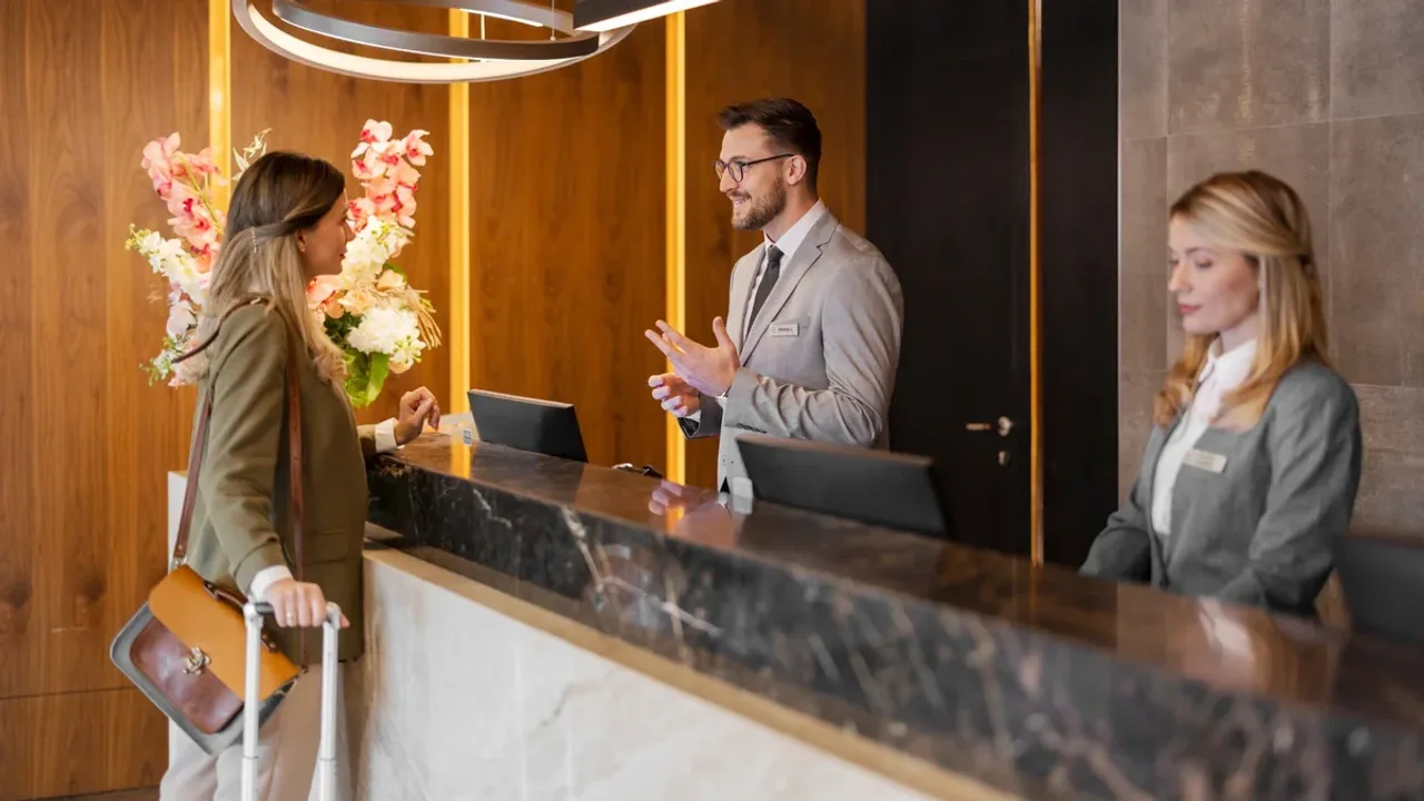 Rezeption einer luxuriösen Hotellobby in Stuttgart mit warmem Licht