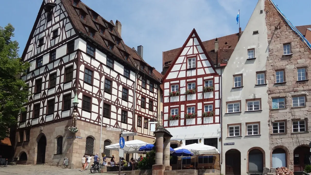 Timbered houses on the Tiergärtnertorplatz with parasols in front of the ground floors