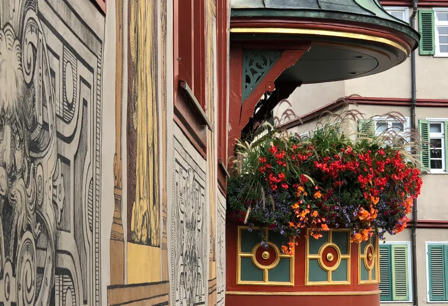 Die bemalte Fassade des Tübinger Rathauses mit dem blumengeschmückten Erker