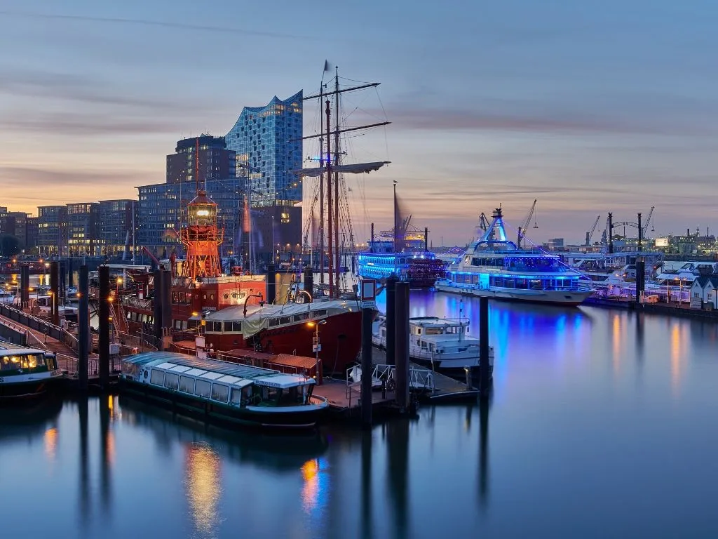 Die HafenCity in der Dämmerung, die Elbphilharmonie über dem Traditionsschiffhafen