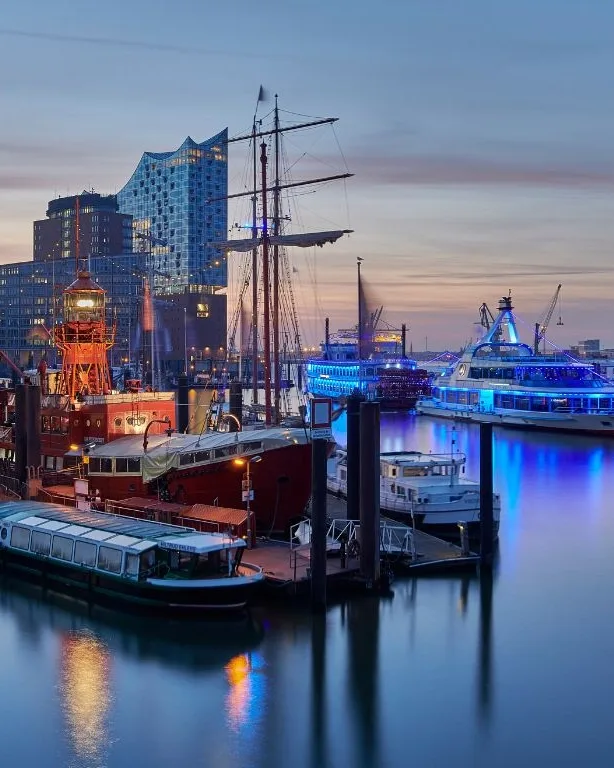 The HafenCity at dusk, the Elbphilharmonie above the historic ship harbour