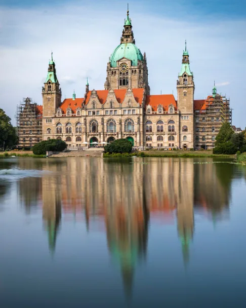 Das Neue Rathaus in Hannover, gespiegelt im Maschteich