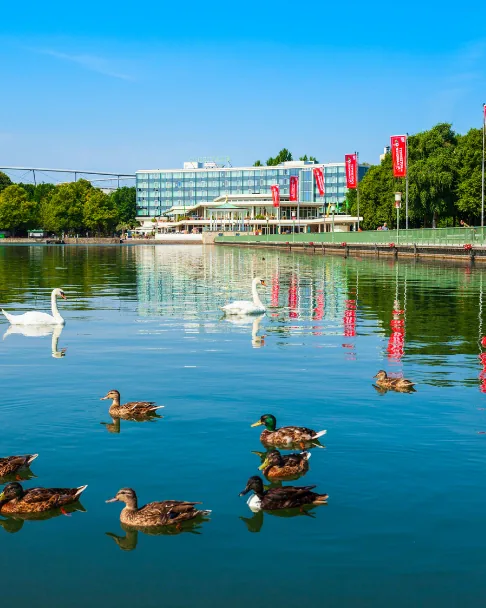 Der Maschsee in Hannover mit Uferpromenade