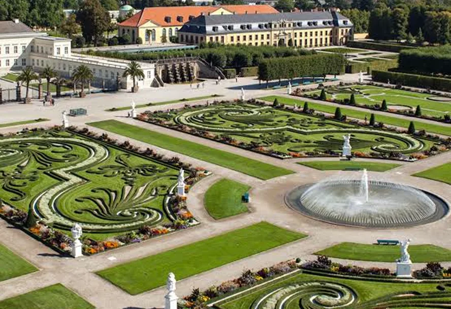 The baroque parterre of the Great Garden from above, with its large fountain
