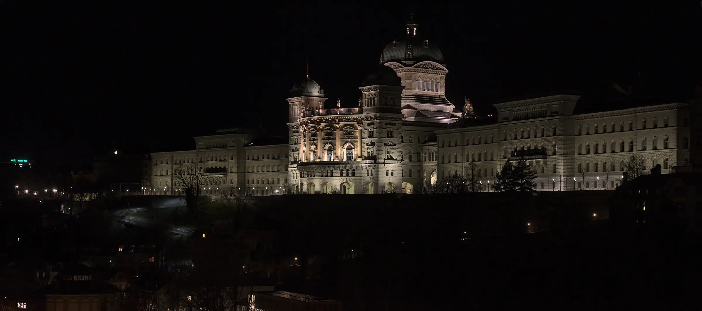 Berner Bundeshaus über der Aare