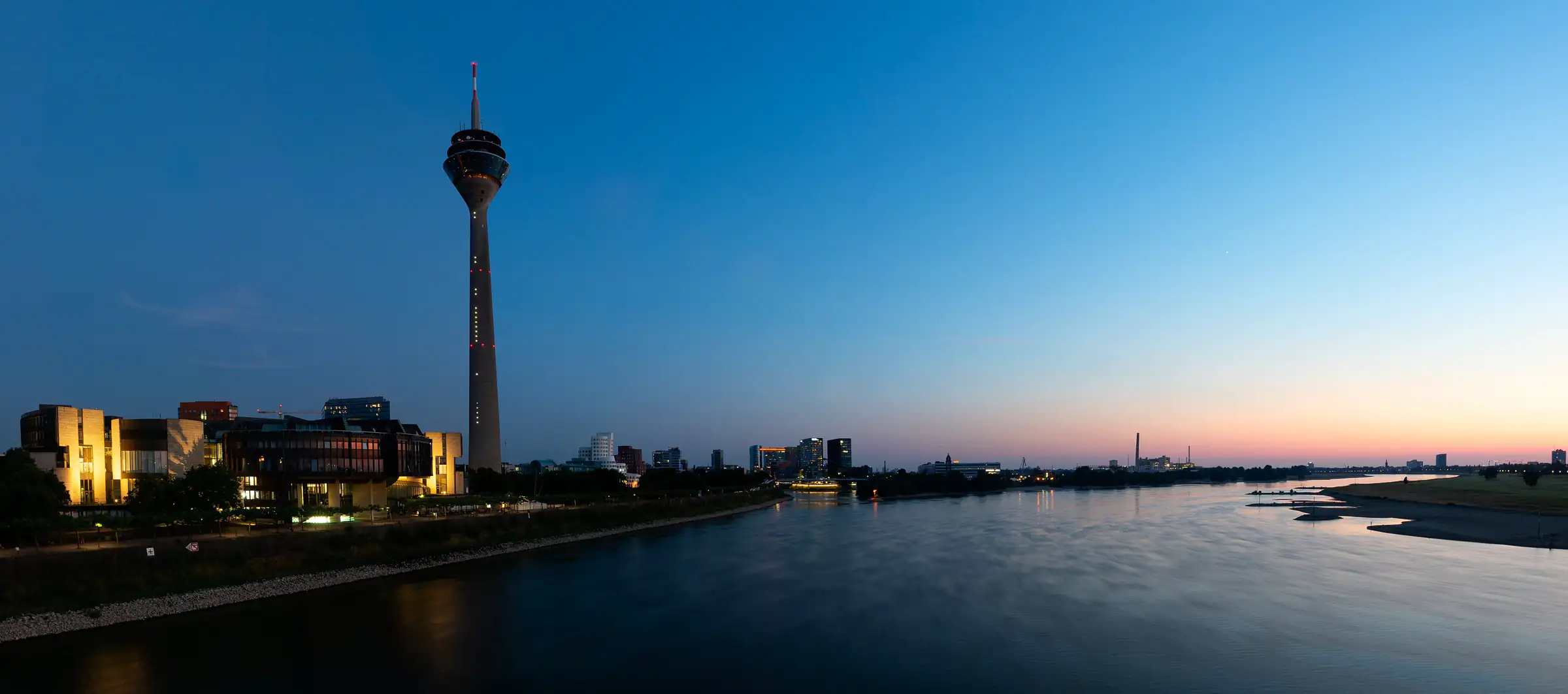 Düsseldorfer Rheinufer mit dem Rheinturm