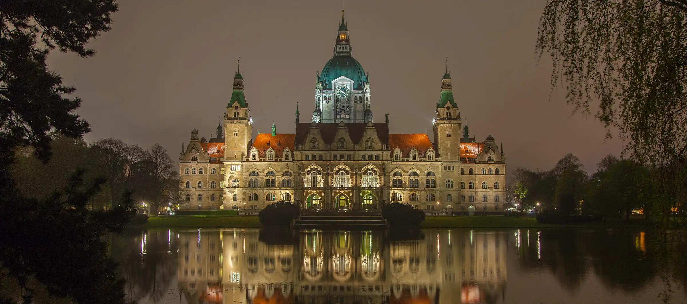 Hannover bei Nacht, Blick über den Maschsee zum Neuen Rathaus