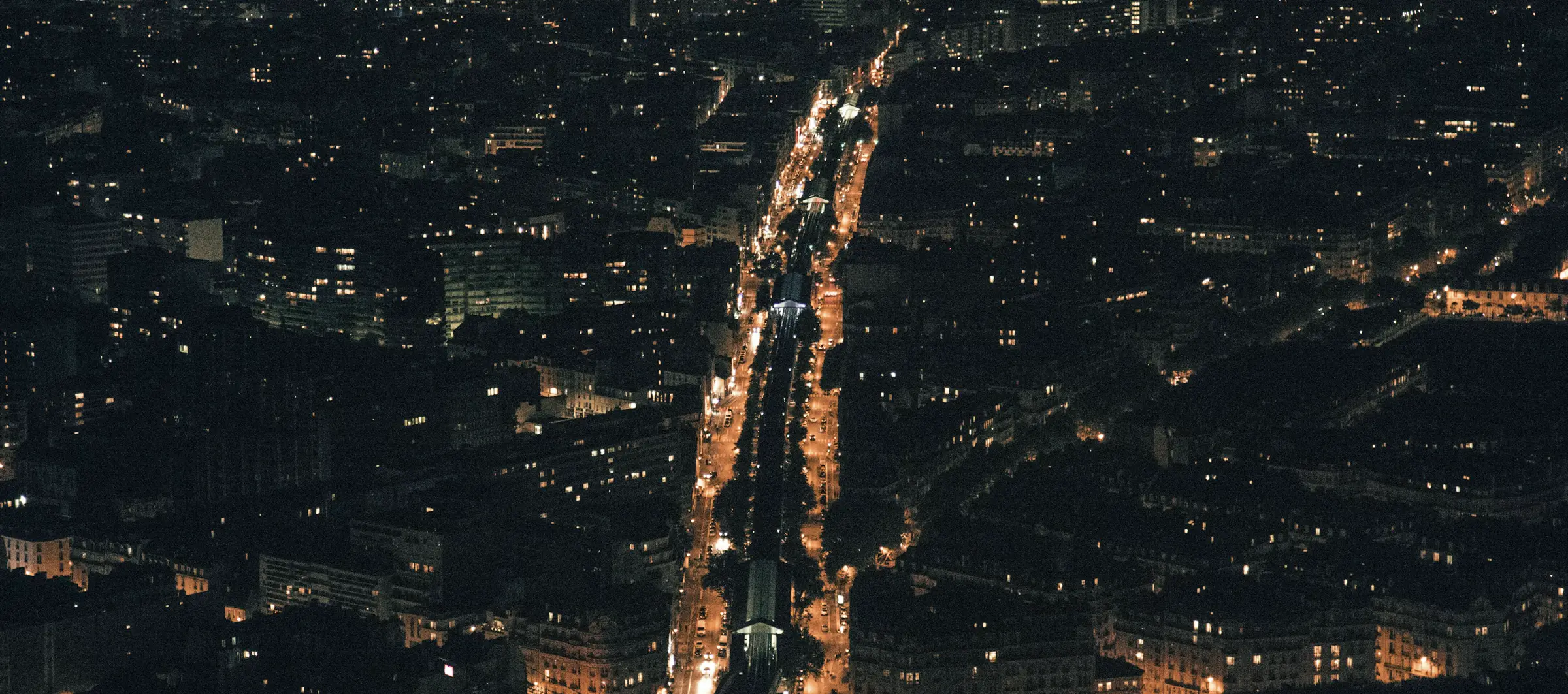 Eine Stadt von oben bei Nacht