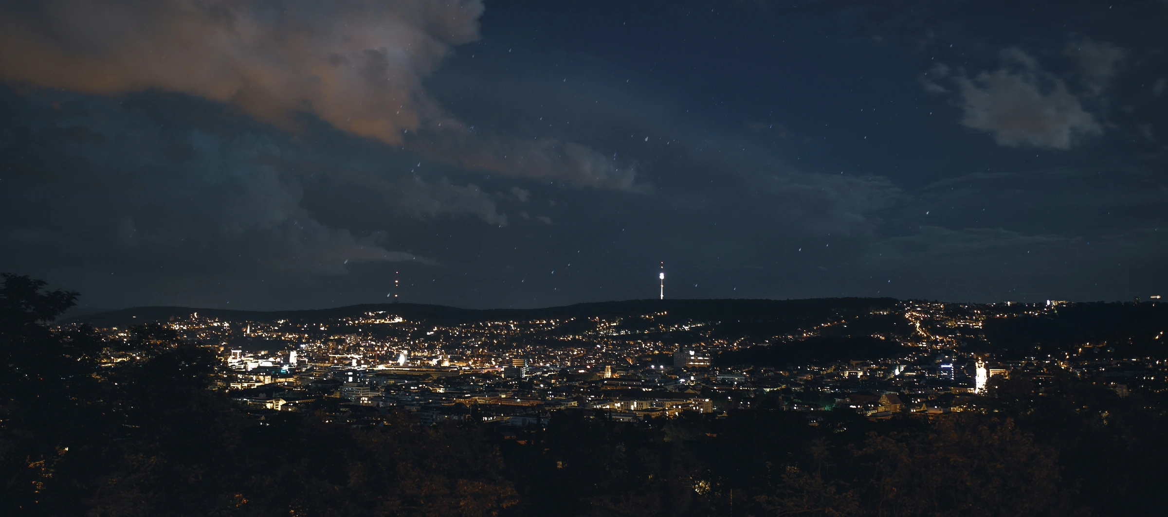 Stuttgarter Talkessel bei Nacht mit dem Fernsehturm über der Stadt