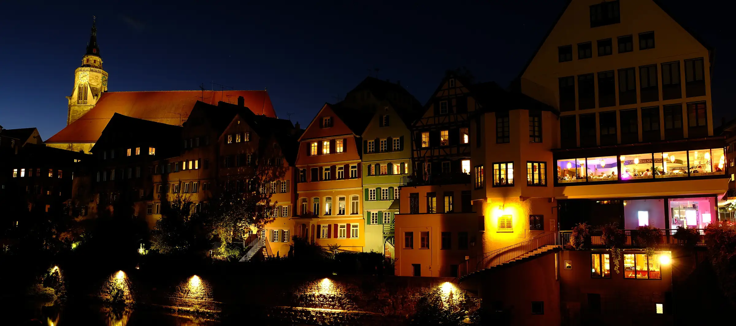 Tübinger Neckarfront bei Nacht